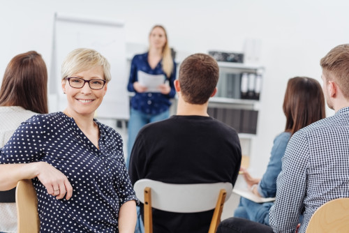 Weiterbildung & Qualifizierung Alltagsbetreuung im Zentrum Wir schulen im Rahmen der Alltagsförderungsverordnung leistungserbringende Personen von Agenturen und Dienstleistungsunternehmen sowie gewerblich tätigen Einzelkräften.